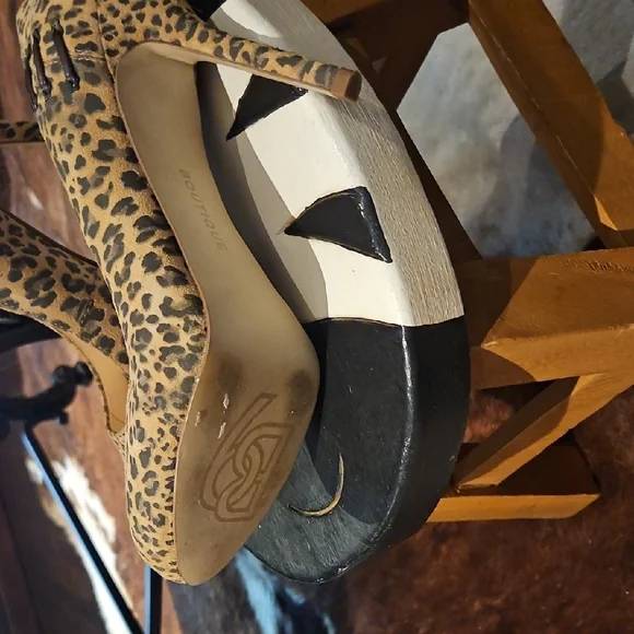 Leopard Print Women's Pumps - Picture 4 of 7
